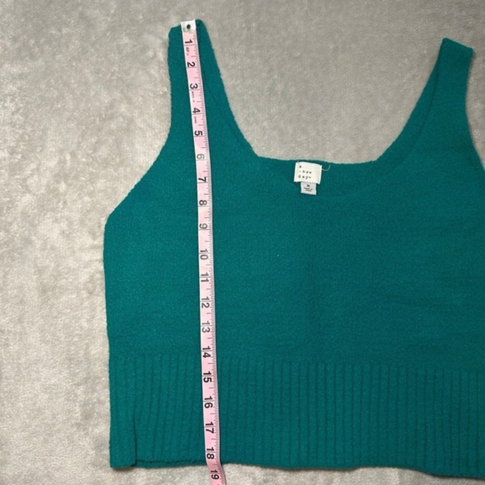 A New Day Green Fuzzy Crop Sweater Tank M Knit Sleeveless V Neck Academia Preppy - Picture 5 of 8